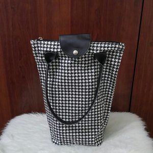 Stylish Black and White Houndstooth Women's Tote Bag